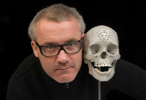 Hirst con su obra 'Por el amor de Dios', una calavera incrustada con 8.601 diamantes