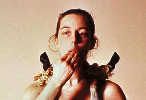 ‘El peso de la culpa’ (1997). Se presentó en la Bienal de La Habana: lleva encima el cuerpo de una oveja muerta para evocar el suicidio en masa de indígenas cubanos comiendo tierra