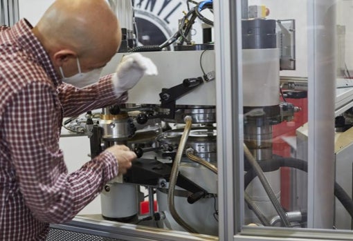 Máquina de prensado de discos en la fábrica madrileña Mad Vinyl Music