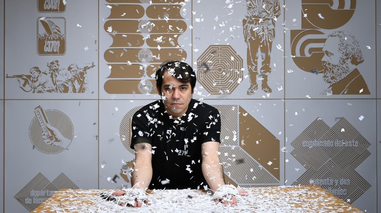 Lavastida fue detenido por pintar ‘MSI’ y ‘27-N’ en los billetes. El artista porta uno que solicitaba su liberación