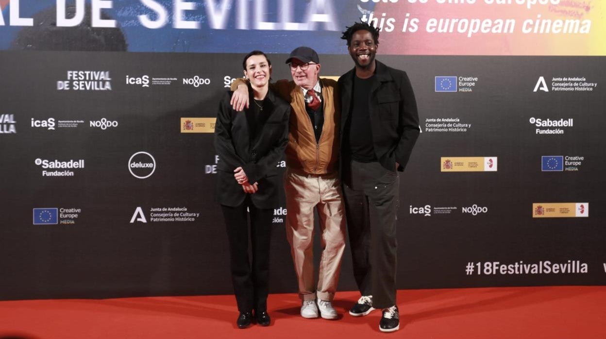 El director Jacques Audiard junto a Jehnny Beth y Makita Samba, protagonista de 'París, distrito 13'