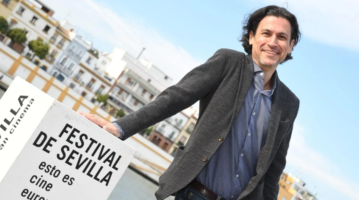 El realizador Rodrigo Cortés este jueves en Sevilla con Triana al fondo