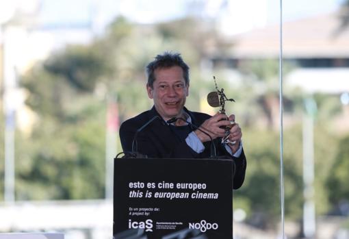 El director francés Mathieu Amalric con su premio este sábdo en Sevilla