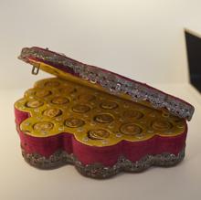 Cofre en el que se expone una de las monedas del donante favorito