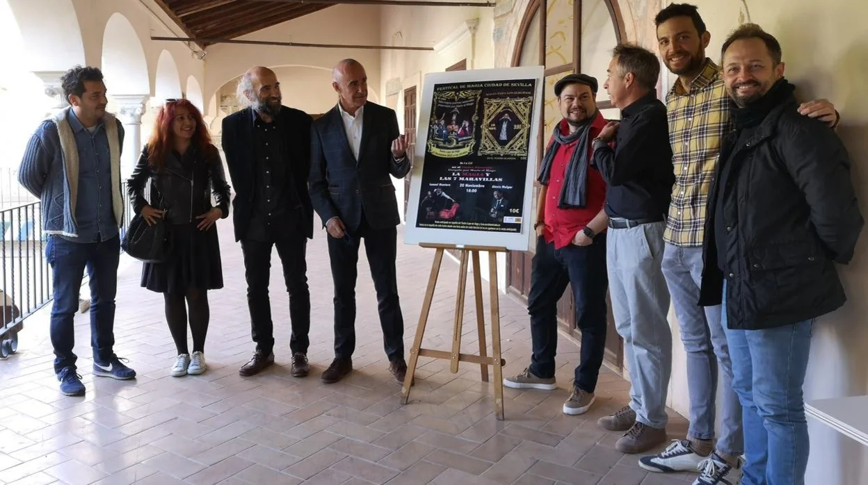 Antonio Muñoz, junto a Mario el Mago, y algunos de los artistas que participan en el festival
