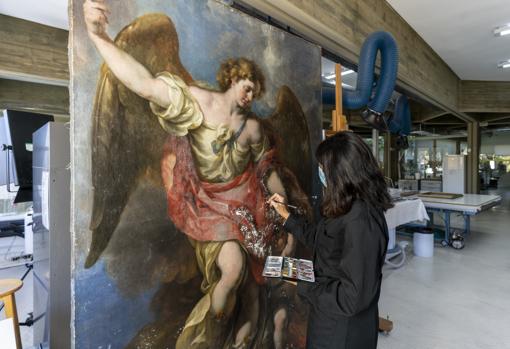 La restauradora Cristina Salas, con el 'Ángel de la guarda' recientemente atribuido a Claudio Coello