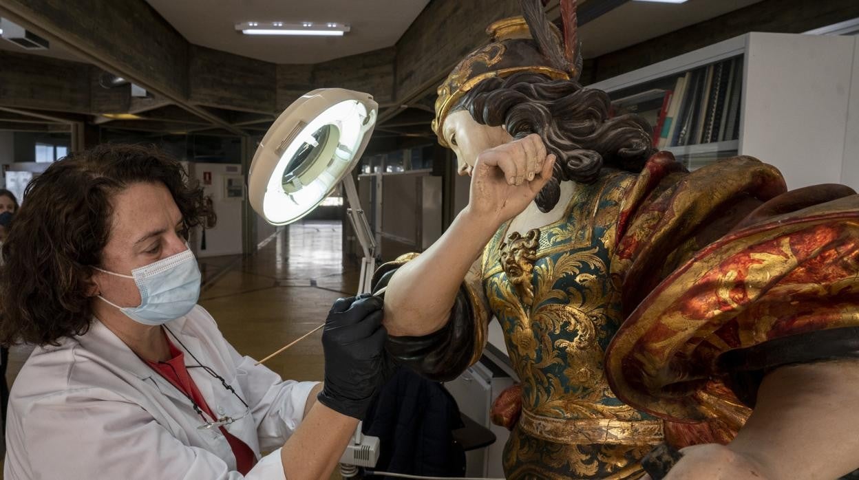 La conservadora Marta Fernández de Córdoba restaurando un Arcángel San Miguel de La Roldana en el IPCE