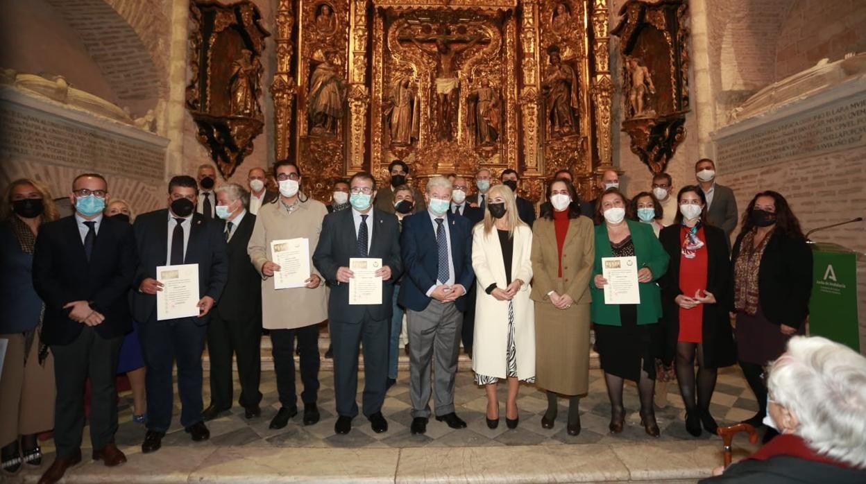 La consejera de Cultura y el maestre-presidente del Cabildo junto a los representantes de los municipios que recibieron el título de 'Municipio Alfonsí'