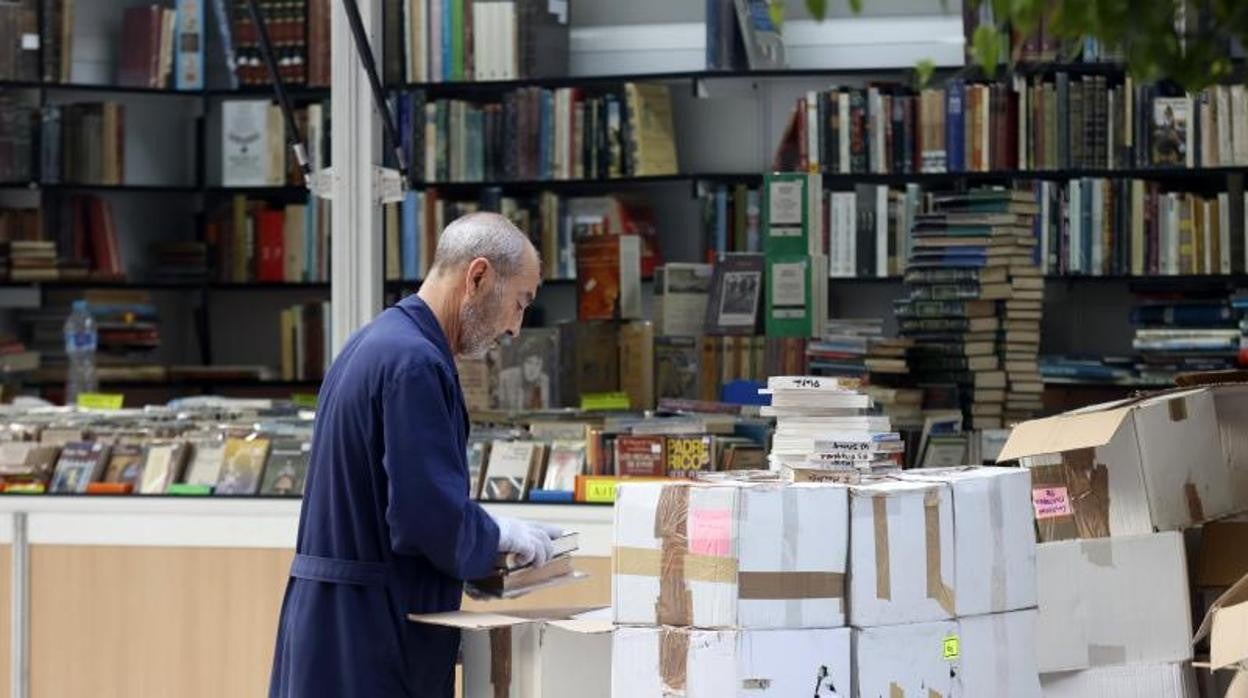 Imagen de una feria del libro en Sevilla