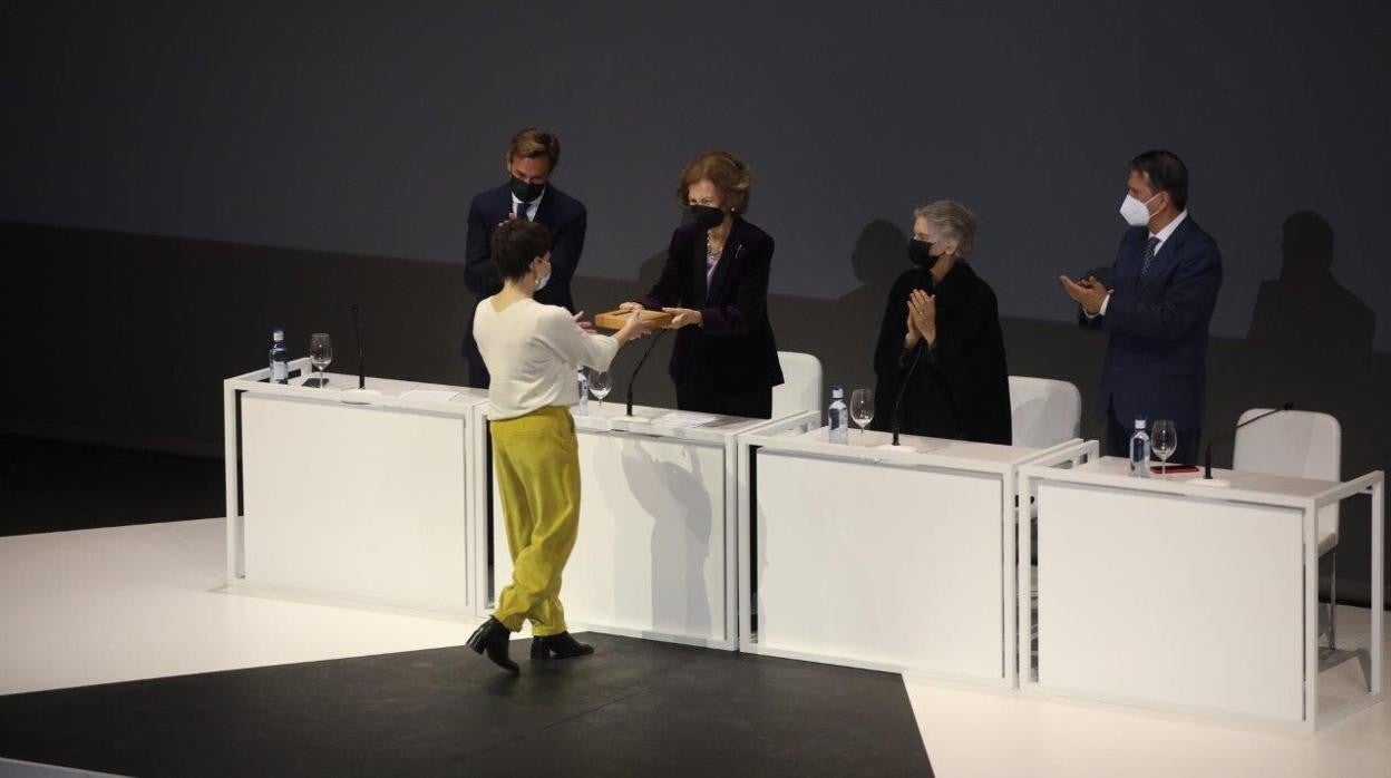 La Reina Sofía entrega el premio BMW de pintura a Silvia Cosío en presencia de Manuel Terroba, la Princesa Irene de Grecia y Enrique de Ybarra