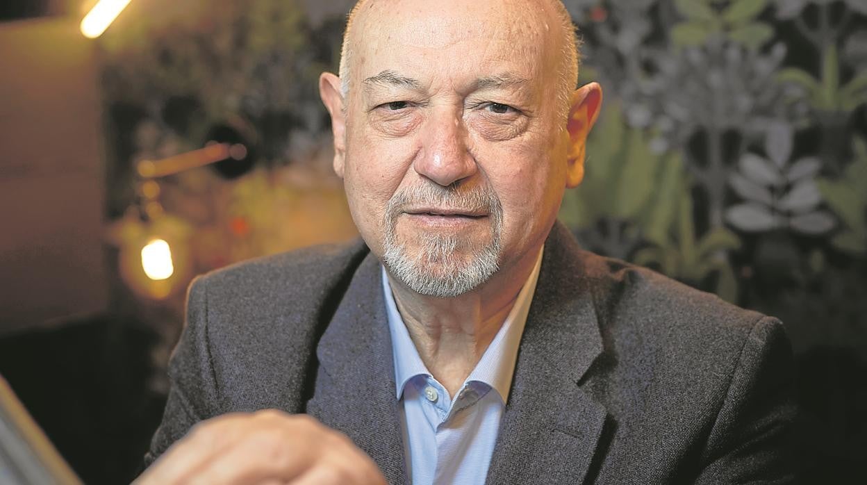 Juan Eslava Galán, durante la entrevista