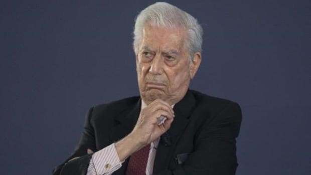 Vargas Llosa entra en la Academia francesa