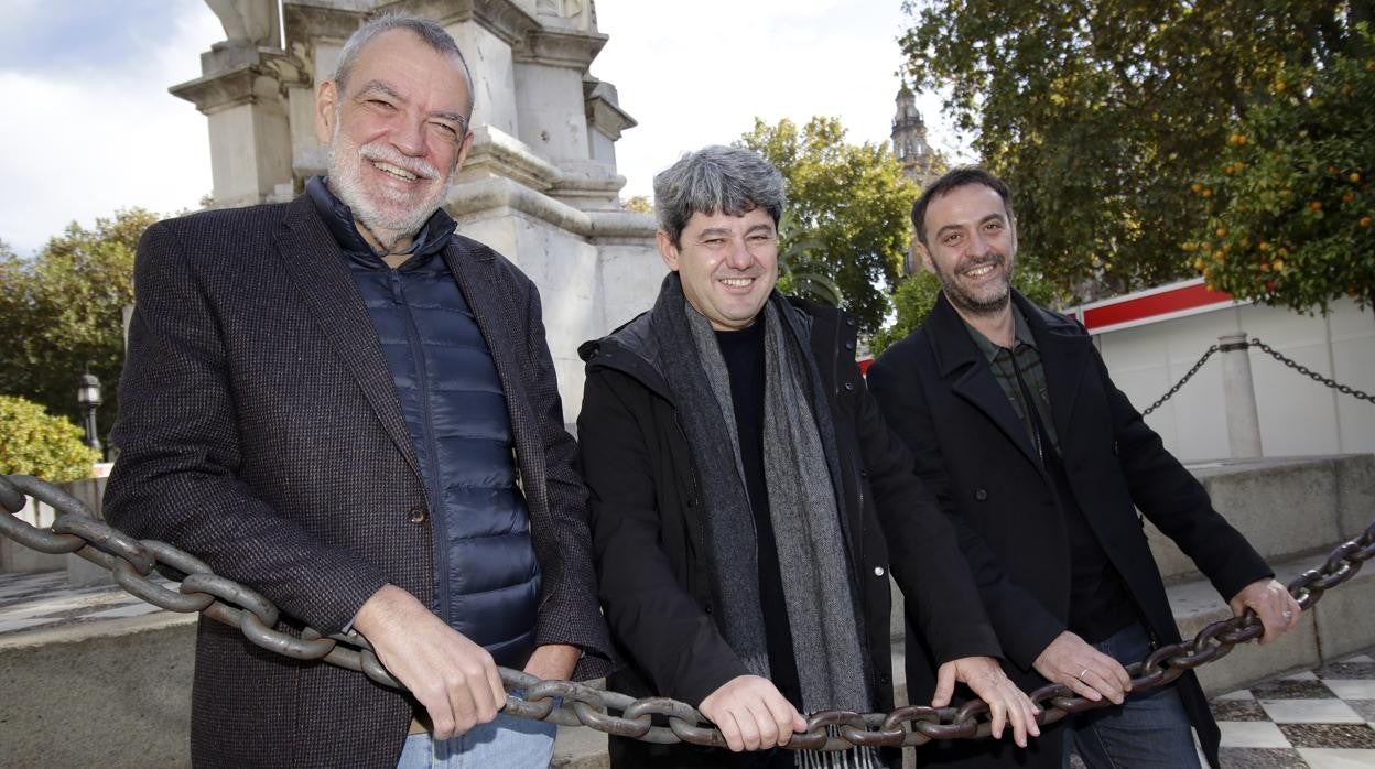 Jorge Díaz, Antonio Mercero y Agustín Martínez este miércoles en la Plaza Nueva de Sevilla