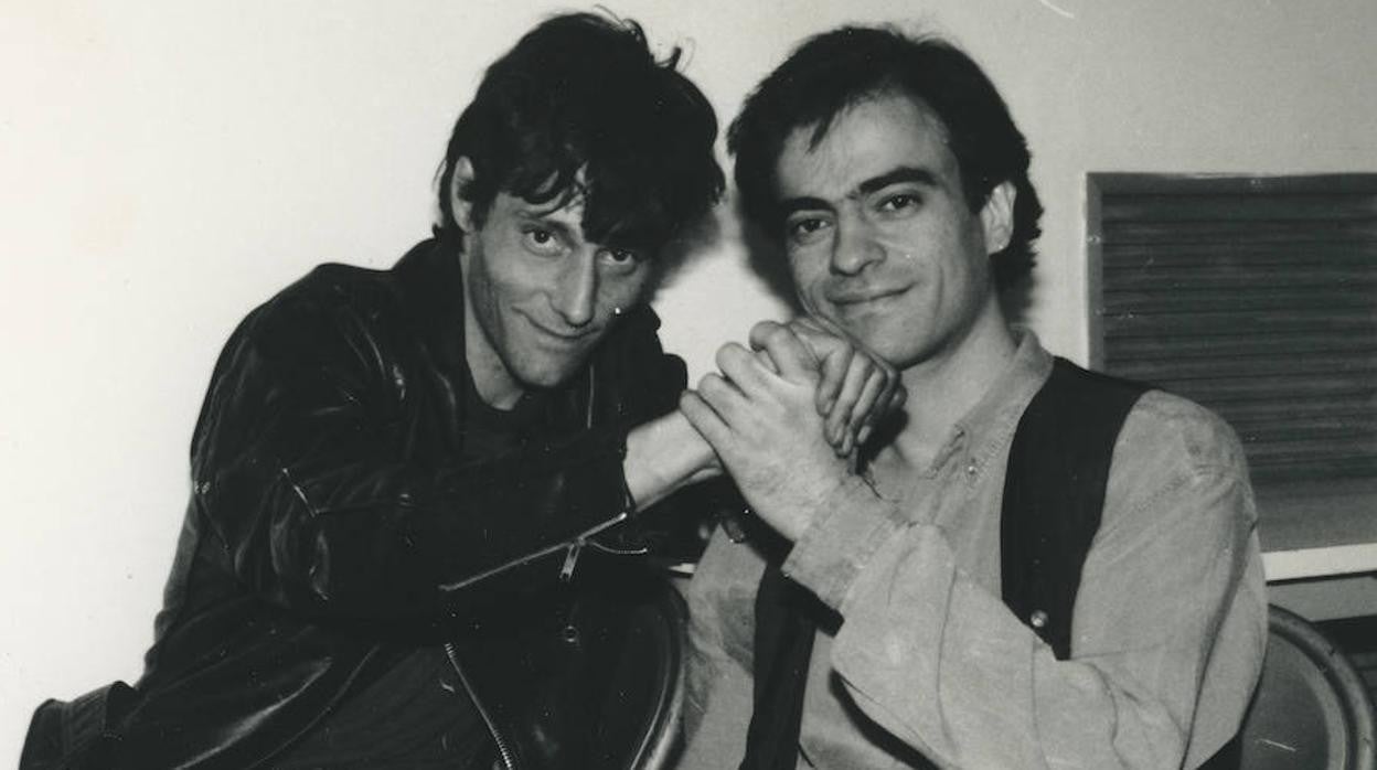 Amigos en las penas: Enrique Urquijo (a la derecha) posa junto con Antonio Vega en 1992