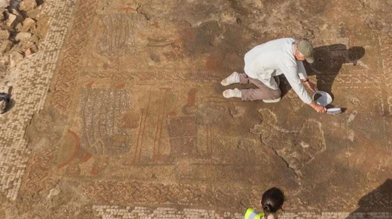 Descubren en Reino Unido un sorprendente mosaico romano que representa una parte de la Ilíada