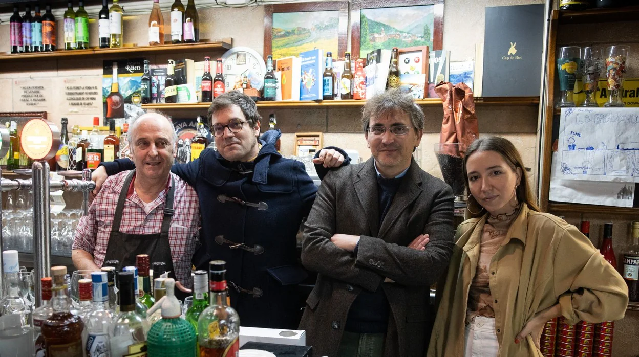 Miqui Otero, Gonzalo Torné y Anna Pacheco, tras la barra de la Bodega d'en Rafel