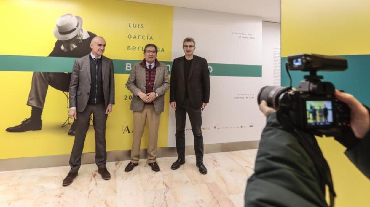 Antonio Muñoz, Antonio Pulido y Mariano Barroso, junto al cartel de la exposición