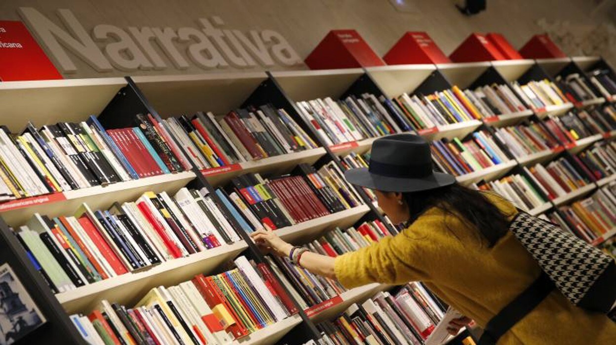 Una lectora escoge un título en una librería madrileña