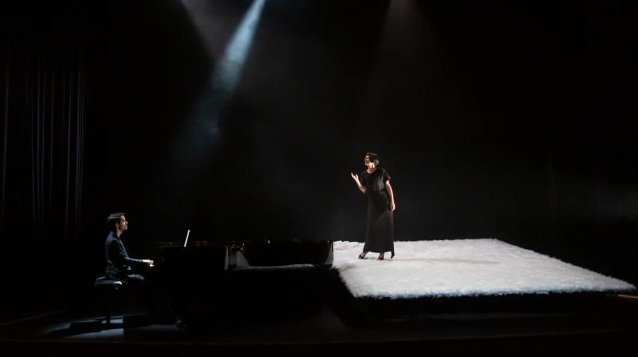 Juan Pérez Floristán y la soprano Nicola Beller, durante el ensayo general celebrado el viernes