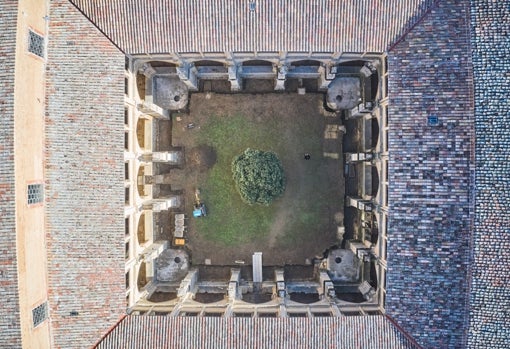 Vista aérea del claustro del monasterio de San Zoilo de Carrión de los Condes