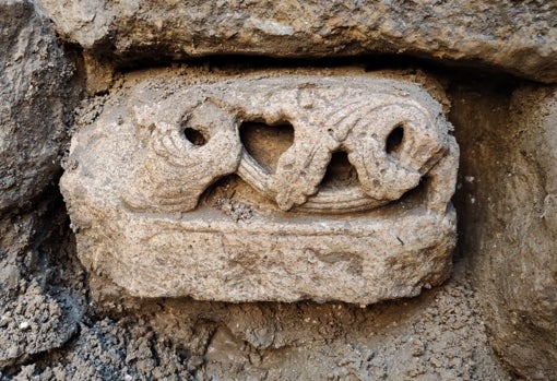 Un cimacio con talla a trépano