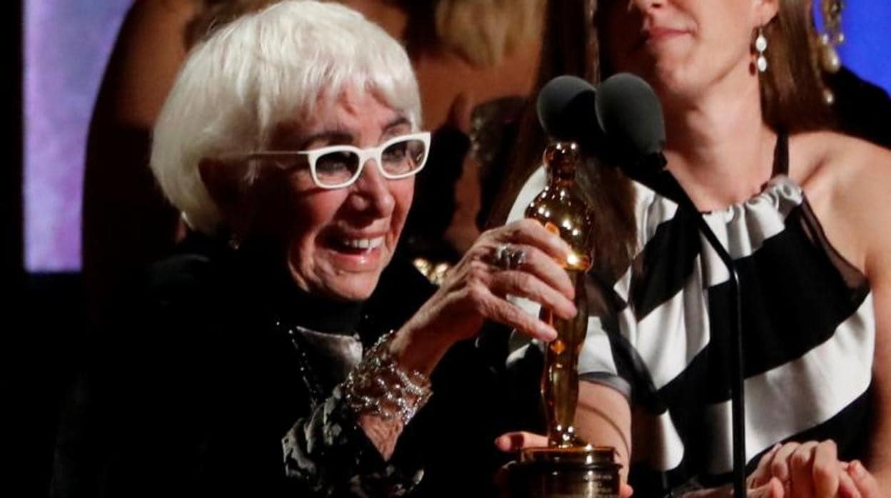 Lina Wertmüller recibiendo el Oscar honorífico en Los Ángeles en 2019