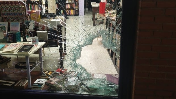 Destrozan el escaparate de una librería feminista en Madrid