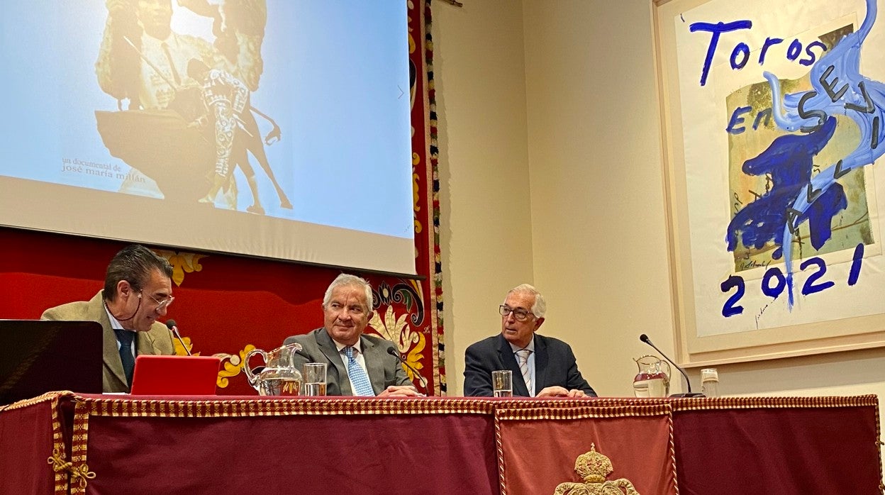 El periodista Emilio Trigo, José Luis Galloso y el presidente de Aula Taurina, Miguel Serrano