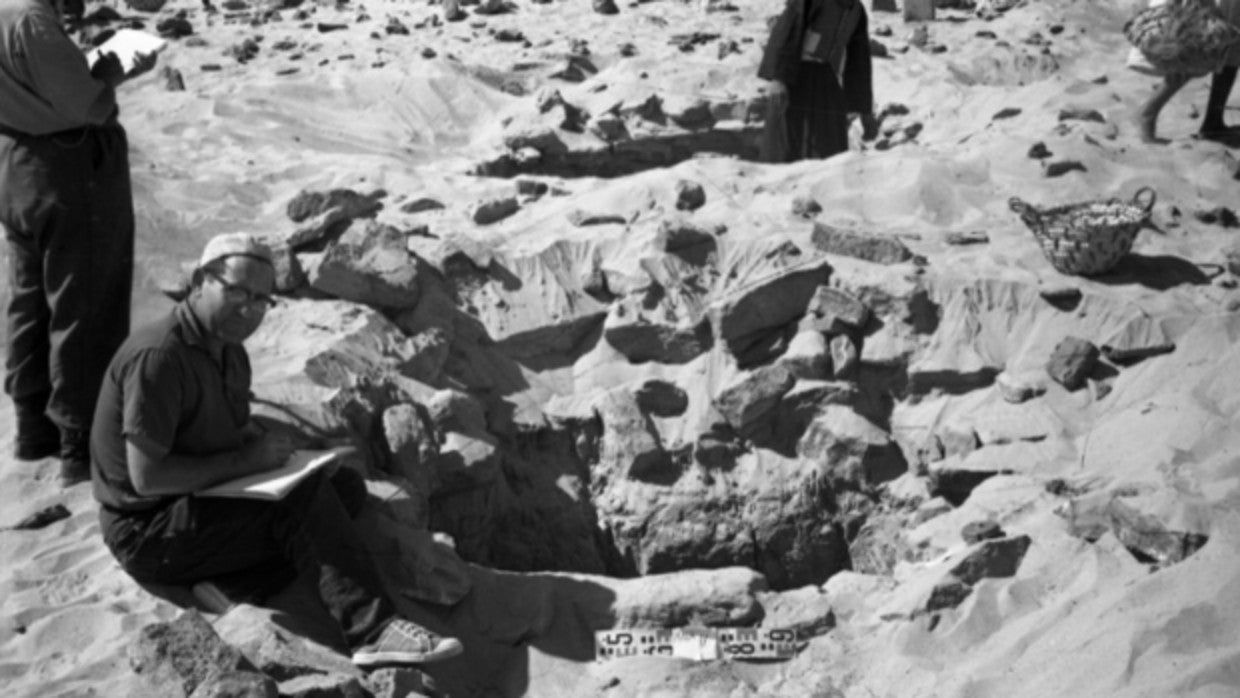 Primer plano de Francisco Presedo y de Rafael Blanco Caro (detrás a su izquierda) durante la excavación de la tumba