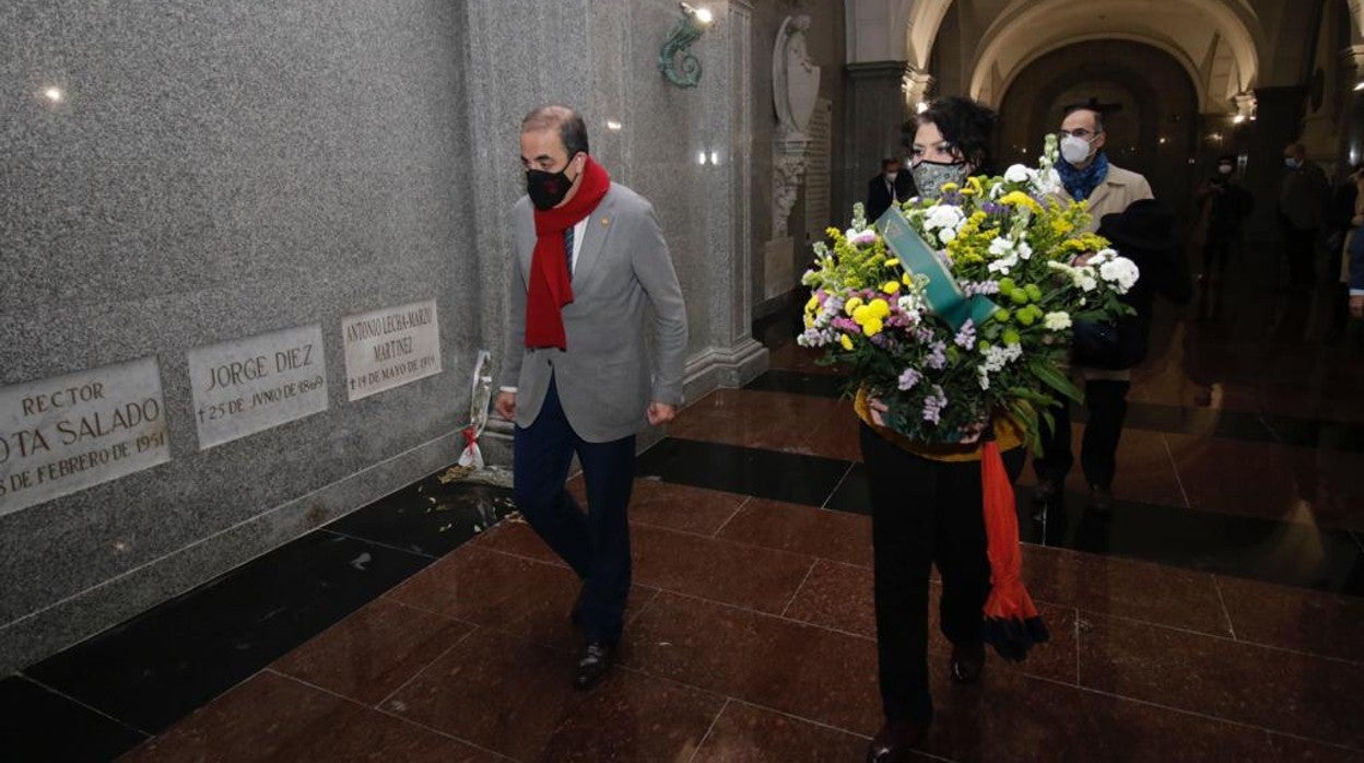 Miguel Ángel Castro y Eva Díaz Pérez, este miércoles en el Panteón de Sevillanos Ilustres