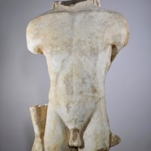 Torso de mármol de un kouros (atleta), hacia el 560 a.C.