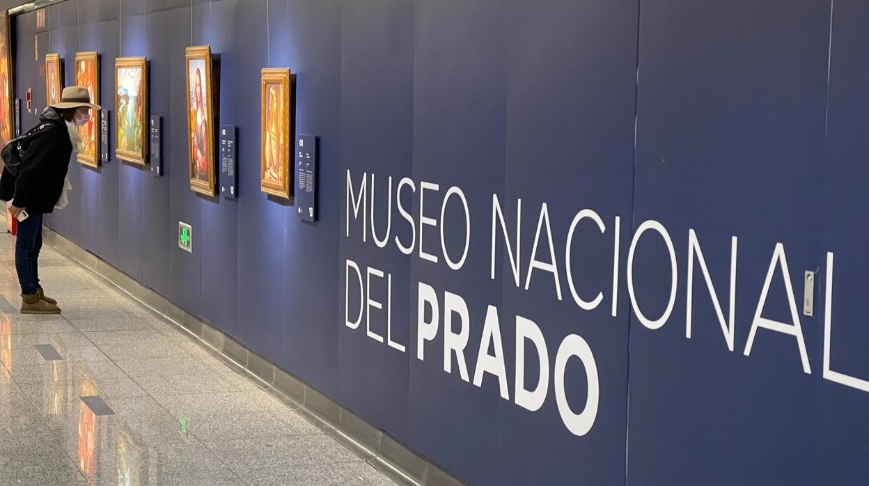 La exposición instalada en un pasillo de Longhua Central, cerca de la Concesión Francesa, muestra 29 réplicas de cuadros del Museo del Prado que han cautivado a la población local