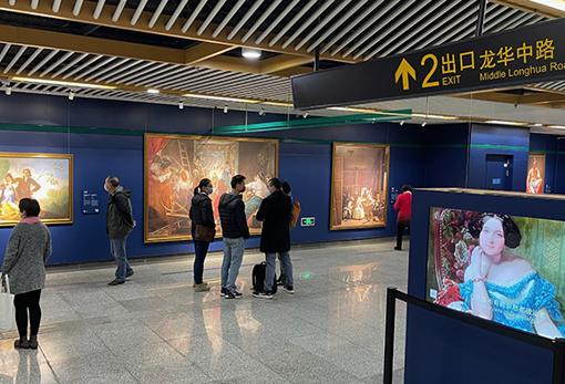 Se ha querido recrear la experiencia hasta el punto de que se ha imitado la iluminación del museo madrileño