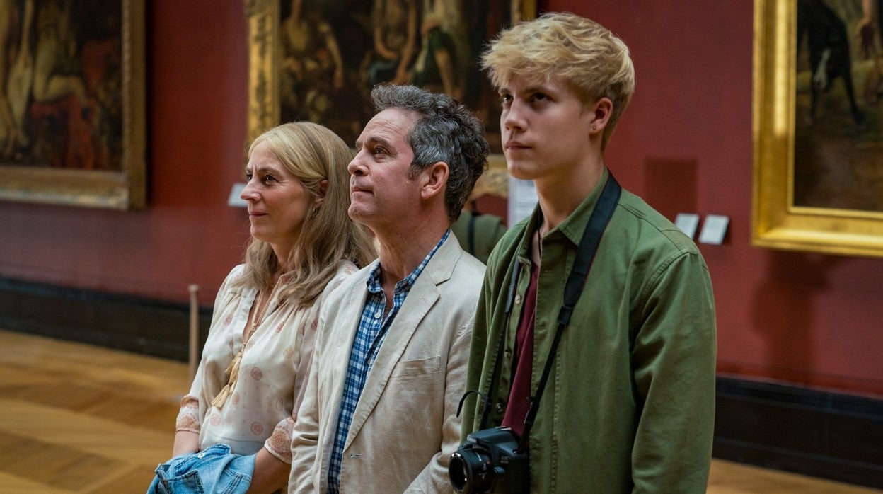Saskia Reeves, Tom Hollander y Tom Taylor en 'Nosotros'