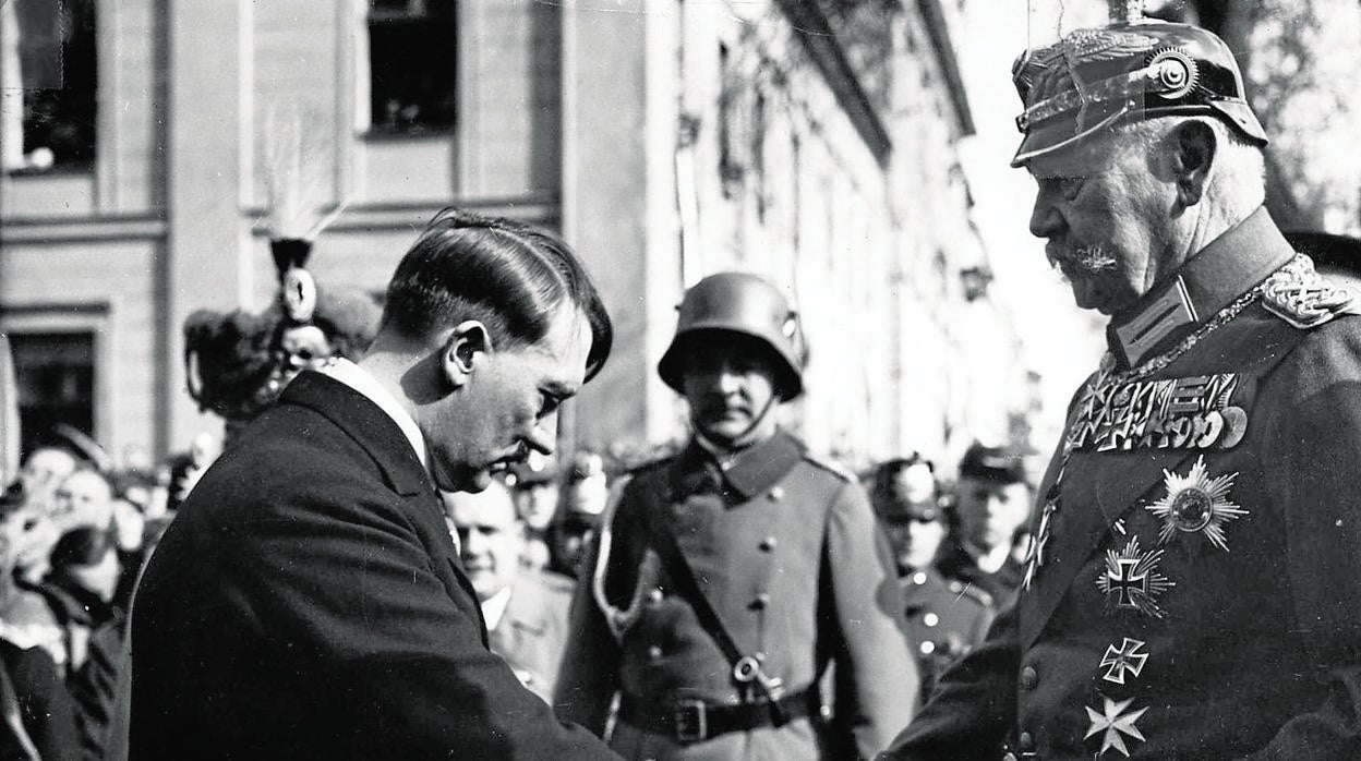 El canciller Hitler saluda al presidente del Reich Paul von Hindenburg en 1933