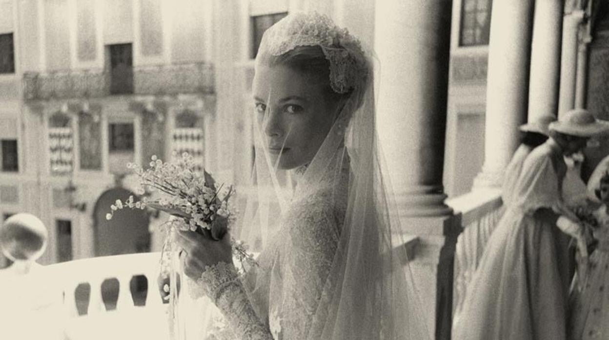 El traje de novia de Grace Kelly fue creación de la diseñadora estadounidense Helen Rose. Se conserva en el Museo de Arte de Filadelfia, lugar de nacimiento de la actriz que se convirtió en princesa