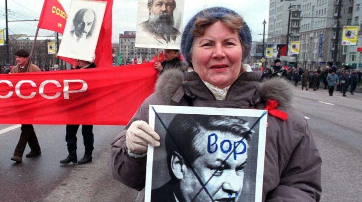 Una mujer pro comunista, en Moscú, durante los años noventa, de los que escribe Olga Merino en su libro 'Cinco inviernos' (Alfaguara).
