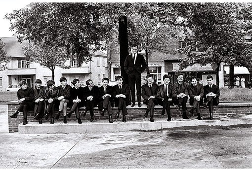 Brian Epstein junto a algunas de sus bandas: los Beatles, Gerry & The Pacemakers y Billy J Kramer & The Dakotas