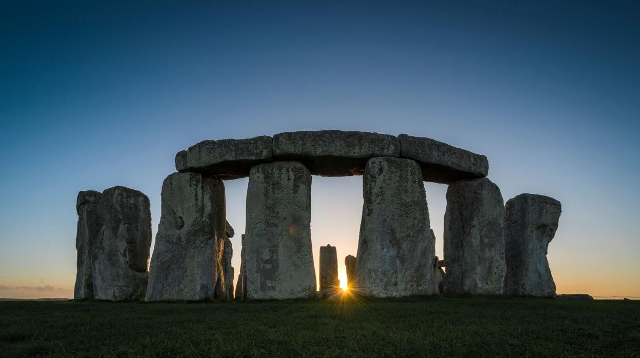 Panorámica de Stonehenge y su enigmático círculo de enormes rocas