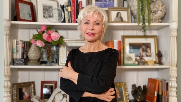 Isabel Allende: «Ya es hora de que los carcamales se vayan a casa en Chile»