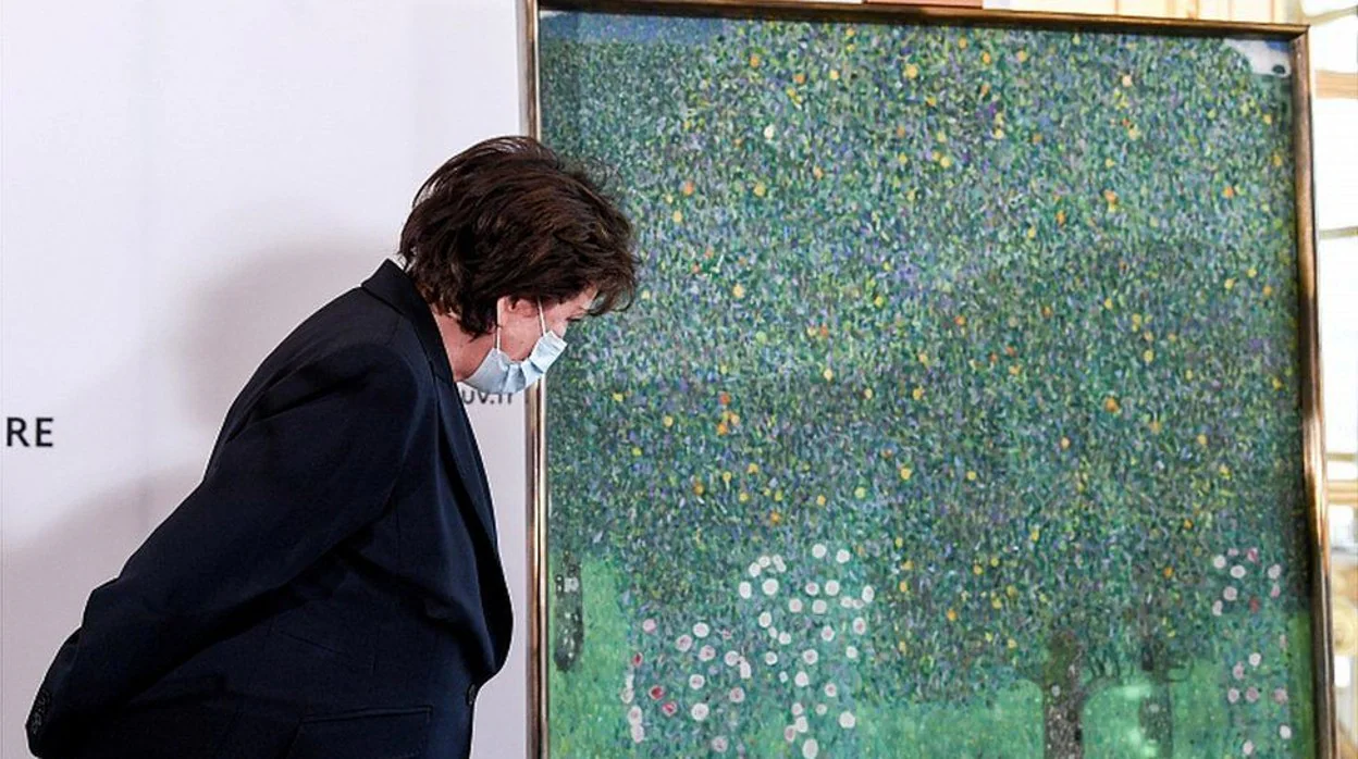 La ministra de Cultura de Francia, Roselyne Bachelot, admira 'Rosales debajo de los árboles', única obra de Klimt en las colecciones estatales francesas: la compró en 1980 el Museo d'Orsay