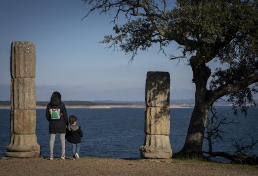 Inés Martín Rodrigo y su sobrino Rodrigo miran al embalse de Valdecañas