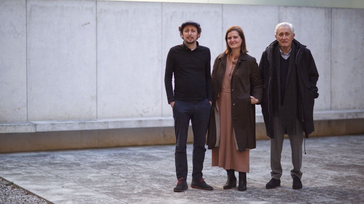 El cineasta Jon Viar, la escritora Gabriel Ybarra y el psiquiatra Iñaki Viar.