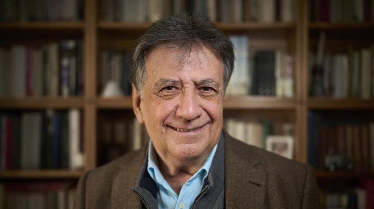 El escritor Luis Landero, fotografiado en su casa madrileña
