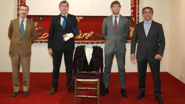 El traje con el que Escribano indultó a 'Cobradiezmos' ya forma parte del museo de la Maestranza