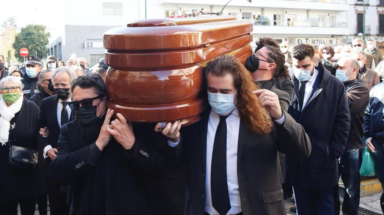 Juani Calceteiro y Carlos Ruiz González portando el féretro de Pascual González