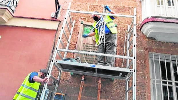 La familia de Pemán recurre la retirada de la placa de su casa natal en Cádiz