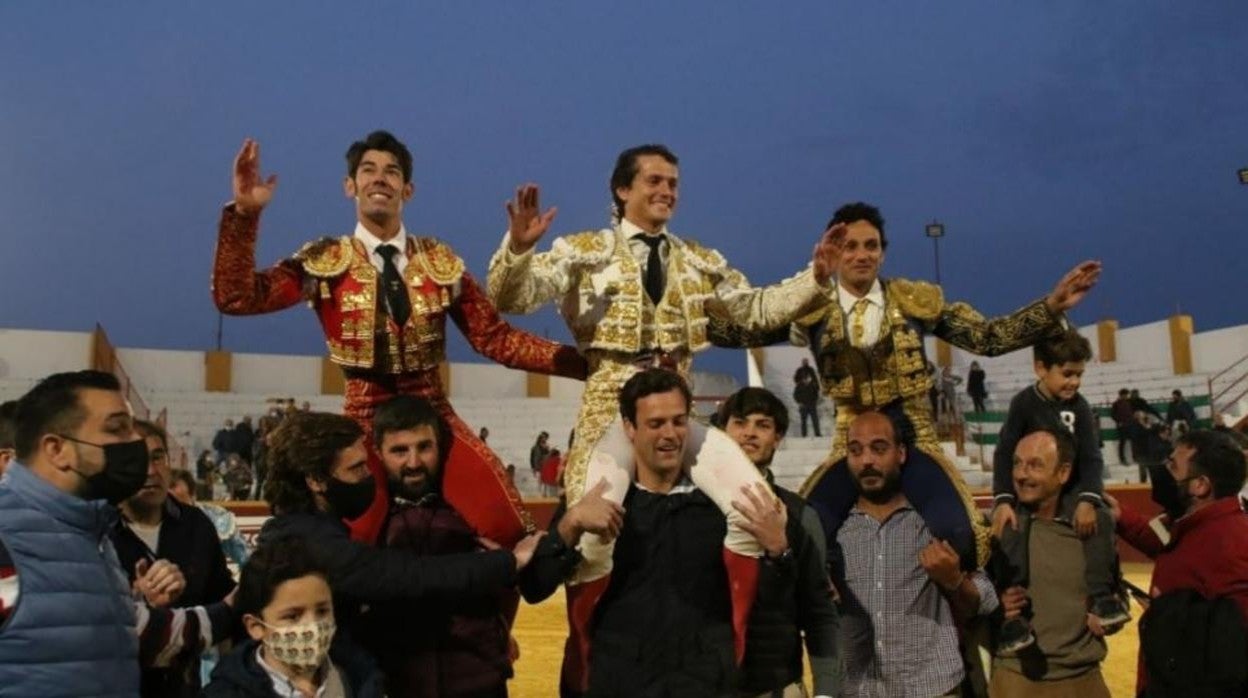 Oliva Soto, Lama de Góngora y Mario Sotos han salido a hombros tras la corrida de toros celebrada este sábado en Guillena