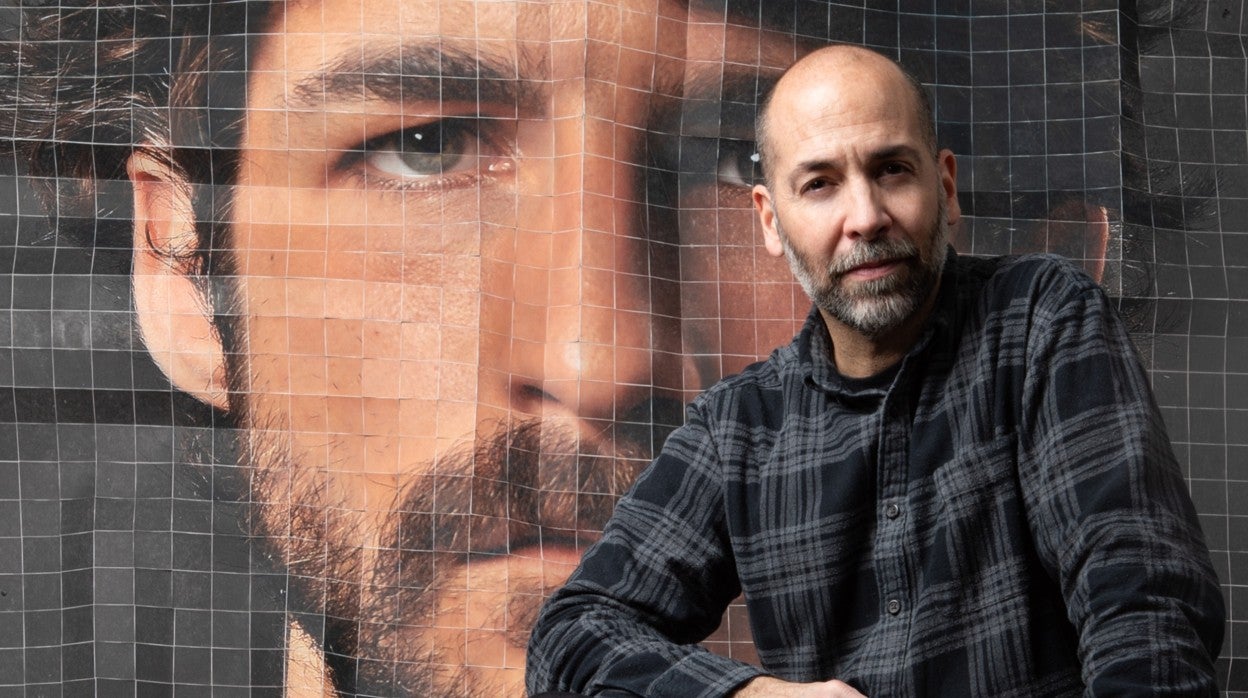 Germán Gómez junto a la obra central del estand de ABC Cultural en ARCOmadrid