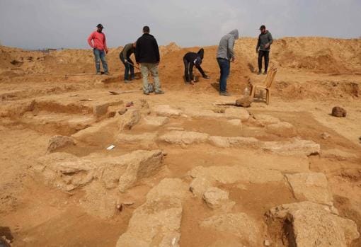 Unas excavadoras desentierran un cementerio romano de 2.000 años de antigüedad en Gaza